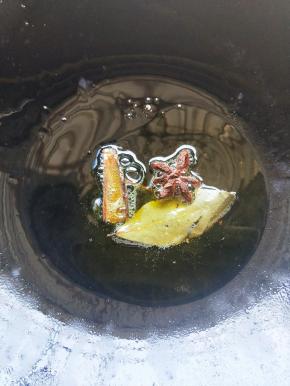 锅底留少量油，放入桂皮，八角 ，香叶。