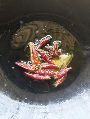 继续放入干辣椒。