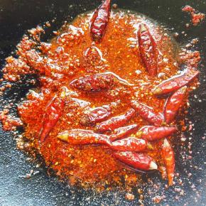 放入辣椒粉，花椒粉，孜然粉，胡椒粉，五香粉。