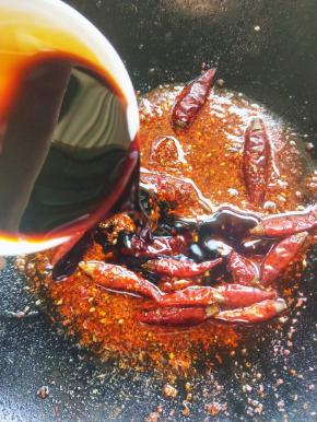 加入酱油，盐搅拌均匀。