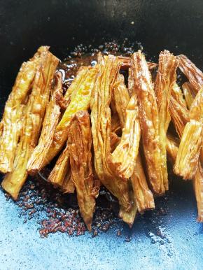 再次放入腐竹。