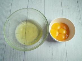 把鸡蛋分离，盆要干净无杂质