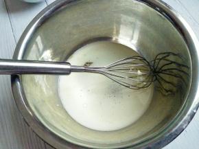 取另外一个大盆，倒入牛奶，玉米油，10克白糖（剩余60克白糖用于打发蛋白），用手动打蛋器搅打到融合，乳化