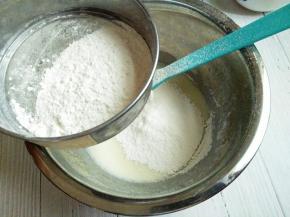 筛入低粉，用硅胶刀拌均匀