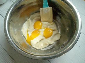 把蛋黄分两次加入面糊中翻拌均匀