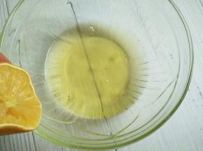 蛋白中加入几滴柠檬汁（这时候可以150度预热烤箱）