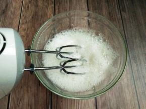 用电动打蛋器打到出现大泡泡，加入第一次白糖，继续打发