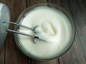 打到泡沫变细腻，呈奶油状，加入第二次白糖，转高速打发