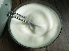 打到蛋白明显出现纹路，加入剩下的白糖，继续打发