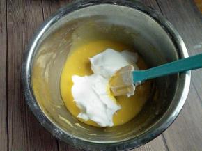 取三分之一蛋白糊到蛋黄糊中，以切拌+翻拌的手法拌匀