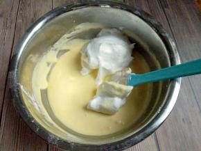 加入剩下的二分之一的蛋白糊，继续以同样手法翻拌均匀