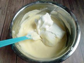 加入最后的蛋白糊，继续轻轻的翻拌均匀