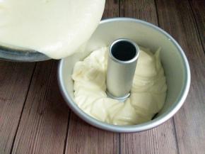 把面糊从稍高处倒入7寸中空模具中