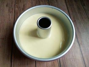 双手托起蛋糕模。轻震几下去气泡，让面糊平整