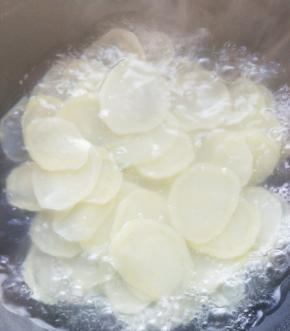 锅里煮至断生。