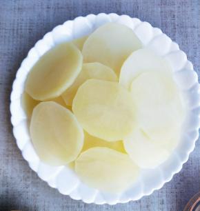 然后摆入盘中。