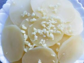 撒上大蒜粒。