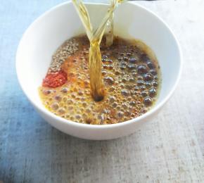 碗里放两勺辣椒粉，一勺盐，一勺糖，一勺花椒粉，一勺孜然粉 ，热锅放油至八九成热，淋在辣椒粉里。