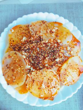 然后把辣椒油淋在土豆上。