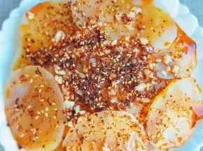 然后把辣椒油淋在土豆上。
