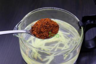 养生装入适量的饮用水，放入生姜丝，然后放一勺纯正红糖。别太多，微甜正好，补血益气。