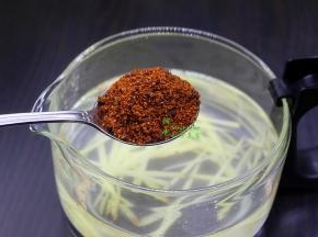 养生装入适量的饮用水，放入生姜丝，然后放一勺纯正红糖。别太多，微甜正好，补血益气。