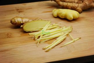 新鲜的小黄姜，用清水冲洗泥沙，耐心些，否则容易有泥沙。洗净的生姜，沥干水切丝。夏天的早上喝红糖生姜茶，不需要去皮哦。