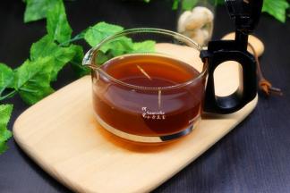 盖上盖子，放入养生壶煮沸，之后再煮1分钟。然后焖10分钟，这样的姜才出味。喝红糖姜茶要喝温的，对胃好，夏天也是喝温的。