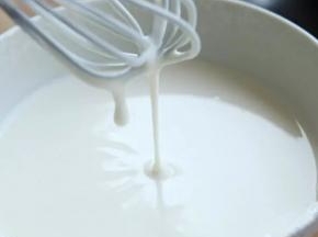 顺时针方向不停搅拌，一直搅拌至浓稠，提起流成直线即可