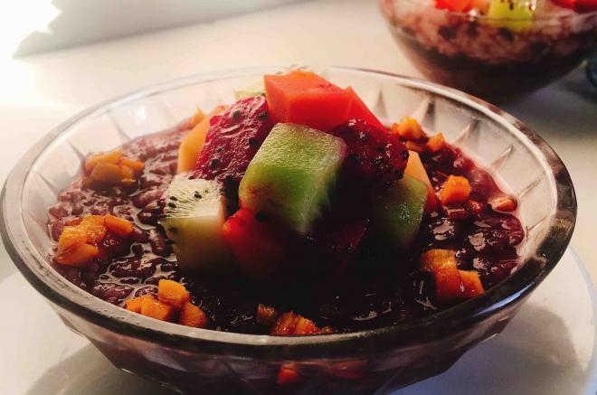 黑、糯米水果冰粥