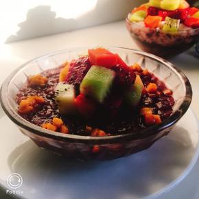 将冰箱冷冻后的粥取出，放入适量水果可以食用啦