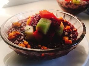 将冰箱冷冻后的粥取出，放入适量水果可以食用啦