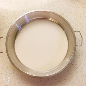 舀一勺面糊倒入平底盘中