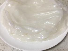 揭下凉皮每一片刷上薄薄的一层油，主要是防止粘连