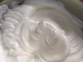 继续高速打发至拉起打蛋头，蛋白短而直立