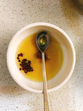 花椒油自制，锅中倒入适量油烧至八成热关火，放入花椒即可