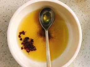 花椒油自制，锅中倒入适量油烧至八成热关火，放入花椒即可