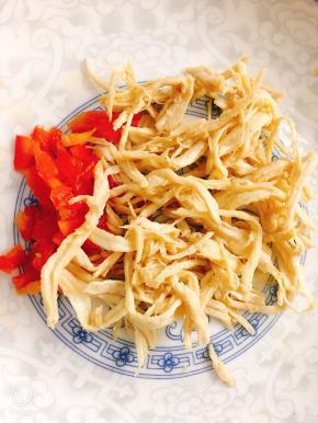 准备好鸡丝（鸡脯肉入开水锅中煮熟即可捞出来沥水放凉后手撕成丝）