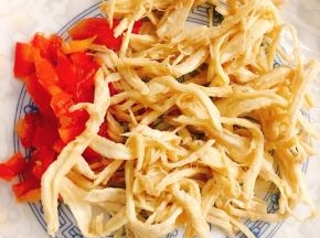 准备好鸡丝（鸡脯肉入开水锅中煮熟即可捞出来沥水放凉后手撕成丝）