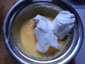 分一半蛋白到蛋黄中，用翻拌手法翻拌均匀