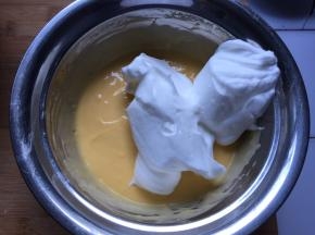 分一半蛋白到蛋黄中，用翻拌手法翻拌均匀