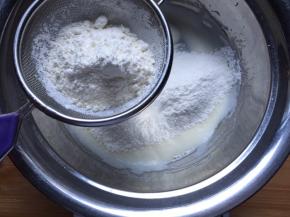 筛入低筋面粉，Z字型搅拌无颗粒状态