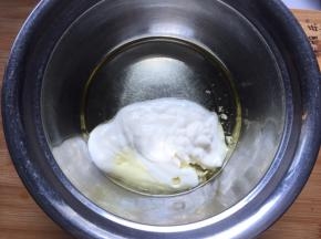 玉米油和酸奶混合搅拌