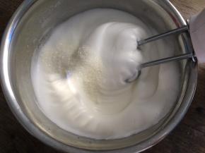 高速打发至有纹路状态，加入最后的白砂糖