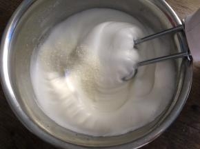 高速打发至有纹路状态，加入最后的白砂糖