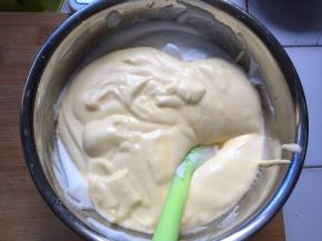 再倒回蛋白盆中，继续翻拌均匀