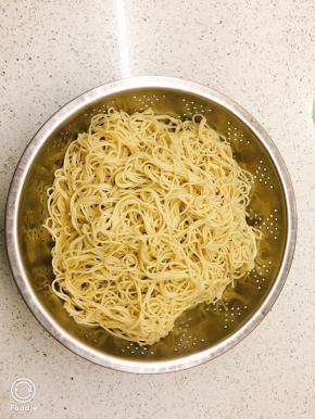 菜市场买回的细面条，开水煮至8分熟即可捞出来过冷水滴小麻油拌匀即可