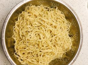 菜市场买回的细面条，开水煮至8分熟即可捞出来过冷水滴小麻油拌匀即可