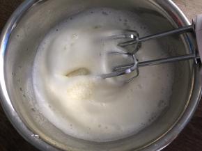 中速打发至粗泡消失，加入三分之一白砂糖