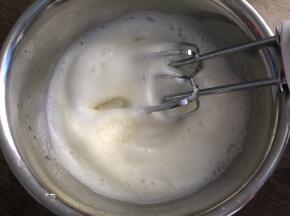 中速打发至粗泡消失，加入三分之一白砂糖